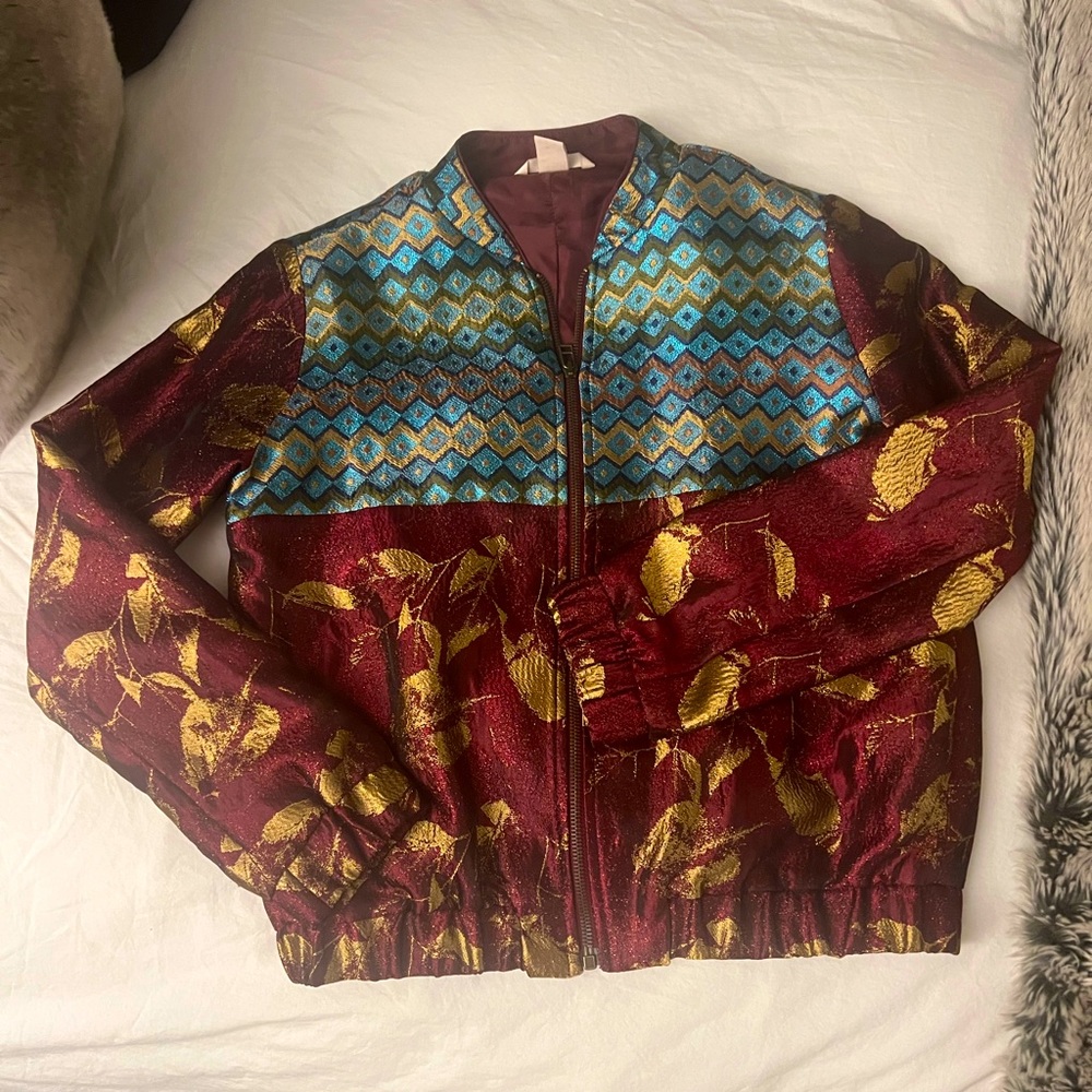 Trendy metallic gold bomber jacket
H&M
Size 4